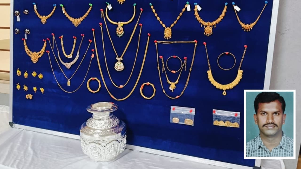 ಉದ್ಯಮಿಯ ಮನೆಯಲ್ಲಿ ಎರಡೂವರೆ ಕೆಜಿ ಚಿನ್ನ ಕದ್ದ ಮ್ಯಾನೇಜರ್, ಸಿಕ್ಕಿ ಬಿದ್ದ ರೀತಿಯೇ ರೋಚಕ! | Bengaluru Manager Steals 2 5kg Gold Caught On Spy Camera San ಉದ್ಯಮಿಯ ಮನೆಯಲ್ಲಿ ಎರಡೂವರೆ ಕೆಜಿ ಚಿನ್ನ ಕದ್ದ ಮ್ಯಾನೇಜರ್, ಸಿಕ್ಕಿ ಬಿದ್ದ ರೀತಿಯೇ ರೋಚಕ! | Bengaluru Manager Steals 2 5kg Gold Caught On Spy Camera San