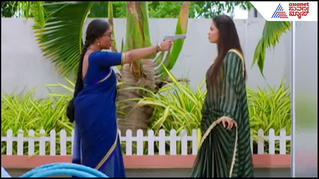 Brahmagantu Serial: ಸೌಂದರ್ಯಳ ಖೇಲ್ ಖತಮ್? ಎದೆಗೆ ಪಿಸ್ತೂಲ್ನಿಂದ ಗುರಿಯಿಟ್ಟ ದೀಪಾ! Brahmagantu Serial: ಸೌಂದರ್ಯಳ ಖೇಲ್ ಖತಮ್? ಎದೆಗೆ ಪಿಸ್ತೂಲ್ನಿಂದ ಗುರಿಯಿಟ್ಟ ದೀಪಾ!