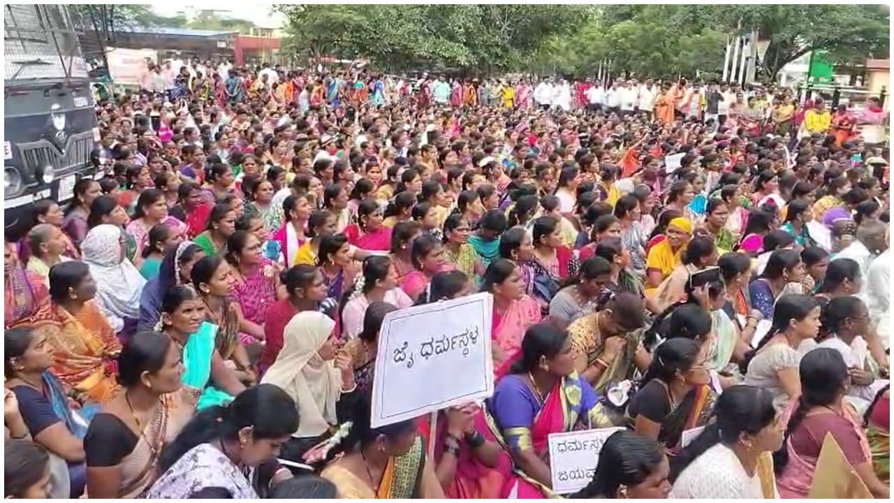 Dharmasthala Muslim woman statement ಬಾಗಲಕೋಟೆಯಲ್ಲಿ ಧರ್ಮಸ್ಥಳ ಪರ ಧ್ವನಿ ಎತ್ತಿದ ಮುಸ್ಲಿಂ ಮಹಿಳೆ | Dharmasthala Pro Bagalkote Protest Muslim Woman Support Gow Dharmasthala Muslim woman statement ಬಾಗಲಕೋಟೆಯಲ್ಲಿ ಧರ್ಮಸ್ಥಳ ಪರ ಧ್ವನಿ ಎತ್ತಿದ ಮುಸ್ಲಿಂ ಮಹಿಳೆ | Dharmasthala Pro Bagalkote Protest Muslim Woman Support Gow