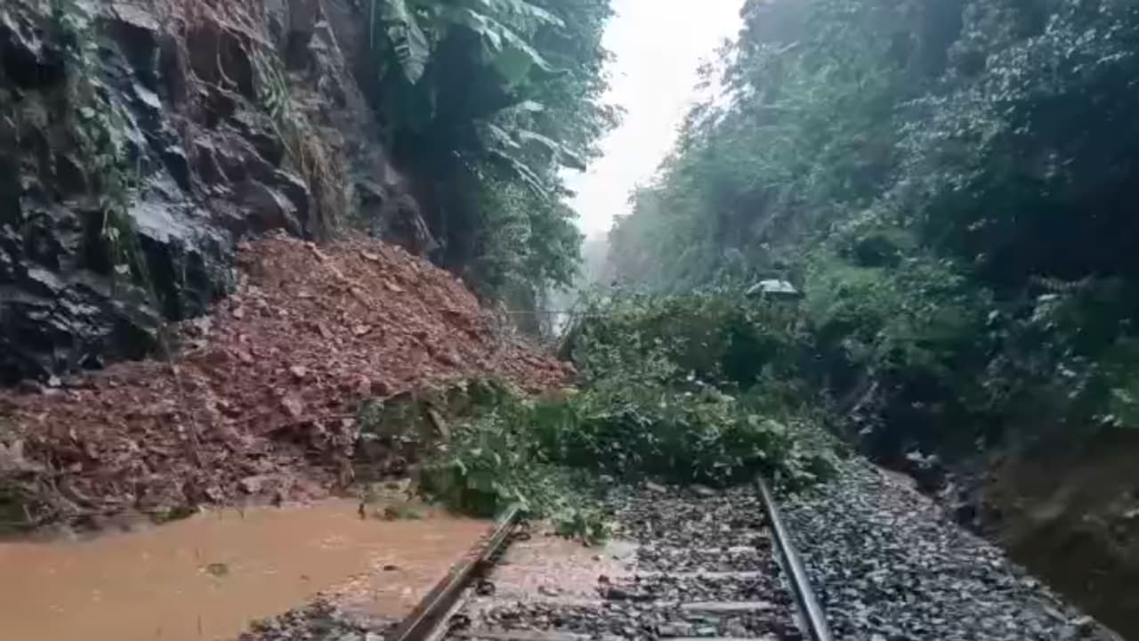 ಹಾಸನದ ಬಳಿ ಗುಡ್ಡ ಕುಸಿತ, ಬೆಂಗಳೂರು-ಮಂಗಳೂರು ರೈಲ್ವೇ ಸಂಚಾರದಲ್ಲಿ ವ್ಯತ್ಯಯ | Heavy Rain Landslide Hit Bengaluru Mangaluru Train Route Disrupting Services ಹಾಸನದ ಬಳಿ ಗುಡ್ಡ ಕುಸಿತ, ಬೆಂಗಳೂರು-ಮಂಗಳೂರು ರೈಲ್ವೇ ಸಂಚಾರದಲ್ಲಿ ವ್ಯತ್ಯಯ | Heavy Rain Landslide Hit Bengaluru Mangaluru Train Route Disrupting Services