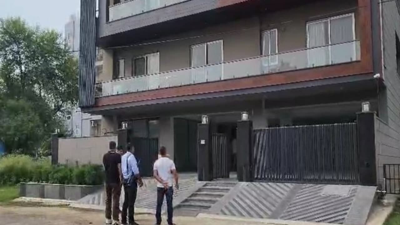 ಬಿಗ್ ಬಾಸ್ ಸ್ಪರ್ಧಿ ಮನೆ ಮೇಲೆ 25 ಬಾರಿ ಗುಂಡಿನ ದಾಳಿ ಮಾಡಿ, ಎಚ್ಚರಿಕೆ ಕೊಟ್ಟು ಹೋದ ಉಗ್ರರು! ಕಾರಣ ಏನು? ಬಿಗ್ ಬಾಸ್ ಸ್ಪರ್ಧಿ ಮನೆ ಮೇಲೆ 25 ಬಾರಿ ಗುಂಡಿನ ದಾಳಿ ಮಾಡಿ, ಎಚ್ಚರಿಕೆ ಕೊಟ್ಟು ಹೋದ ಉಗ್ರರು! ಕಾರಣ ಏನು?