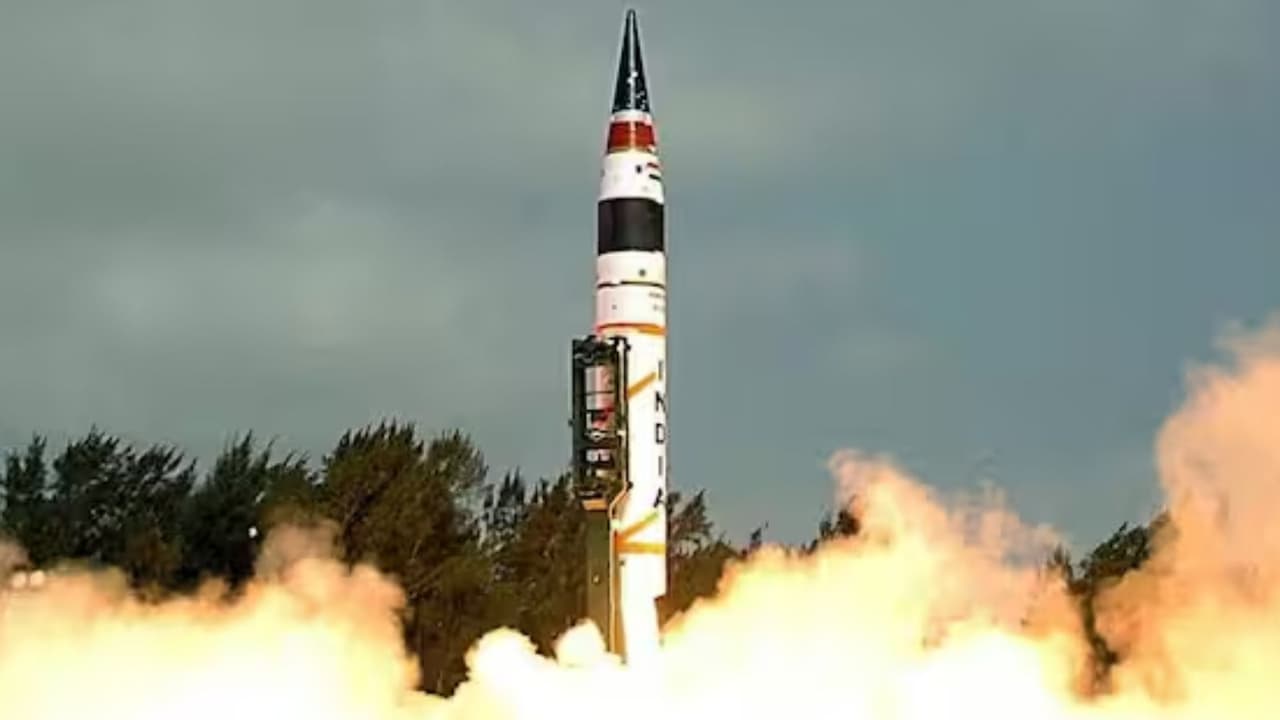 भारत ने आज अपनी अत्याधुनिक मध्यम दूरी की बैलिस्टिक मिसाइल ‘अग्नि-5’ का सफल परीक्षण किया। यह परीक्षण देश की मिसाइल क्षमता में एक बड़ी उपलब्धि है।