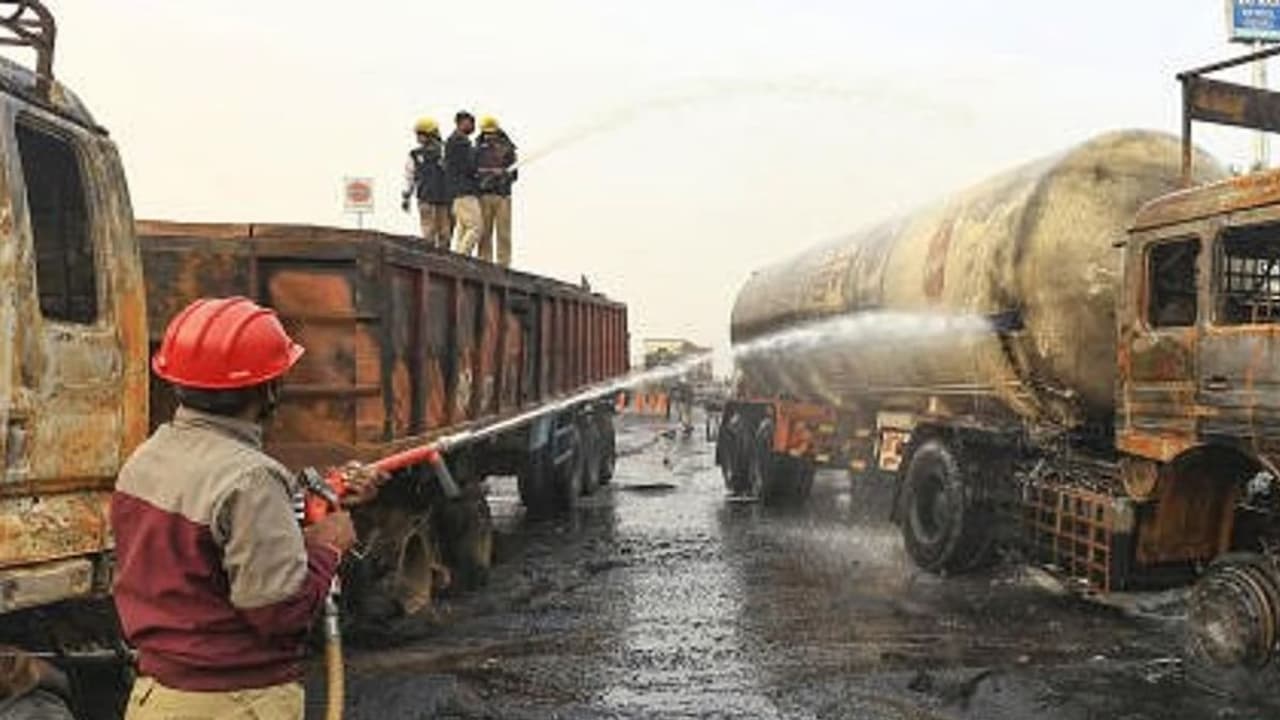 LPG Tanker Collides With Pickup Truck in Punjab: 2 Dead, Atleast 20 ...