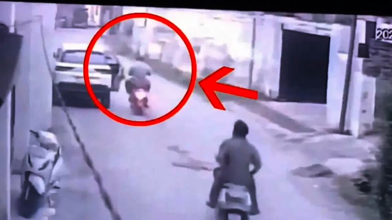 ಸೂಚನೆ ನೀಡದೇ ಡೋರ್ ತೆಗೆದ ಕಾರು ಚಾಲಕನ ಎಡವಟ್ಟಿಗೆ ಪ್ರಾಣಬಿಟ್ಟ ಯುವ ಕ್ರಿಕೆಟಿಗ | Sudden Car Door Opening Claims Life Of Promising Cricketer Fareed Khan In Jk ಸೂಚನೆ ನೀಡದೇ ಡೋರ್ ತೆಗೆದ ಕಾರು ಚಾಲಕನ ಎಡವಟ್ಟಿಗೆ ಪ್ರಾಣಬಿಟ್ಟ ಯುವ ಕ್ರಿಕೆಟಿಗ | Sudden Car Door Opening Claims Life Of Promising Cricketer Fareed Khan In Jk