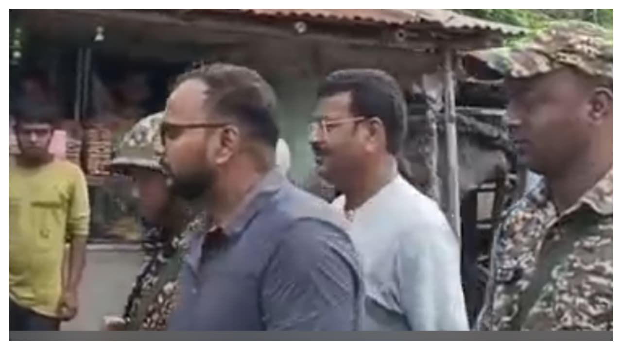 ED raid ನಡುವೆ ಮನೆ ಗೋಡೆ ಹಾರಿ ಎಸ್ಕೇಪ್ ಆಗಲು ಯತ್ನಿಸಿದ ಶಾಸಕ ಅರೆಸ್ಟ್, ವಿಡಿಯೋ | Tmc Mla Jiban Krishna Saha Arrested By Ed After Jumps House Wall For Escape ED raid ನಡುವೆ ಮನೆ ಗೋಡೆ ಹಾರಿ ಎಸ್ಕೇಪ್ ಆಗಲು ಯತ್ನಿಸಿದ ಶಾಸಕ ಅರೆಸ್ಟ್, ವಿಡಿಯೋ | Tmc Mla Jiban Krishna Saha Arrested By Ed After Jumps House Wall For Escape