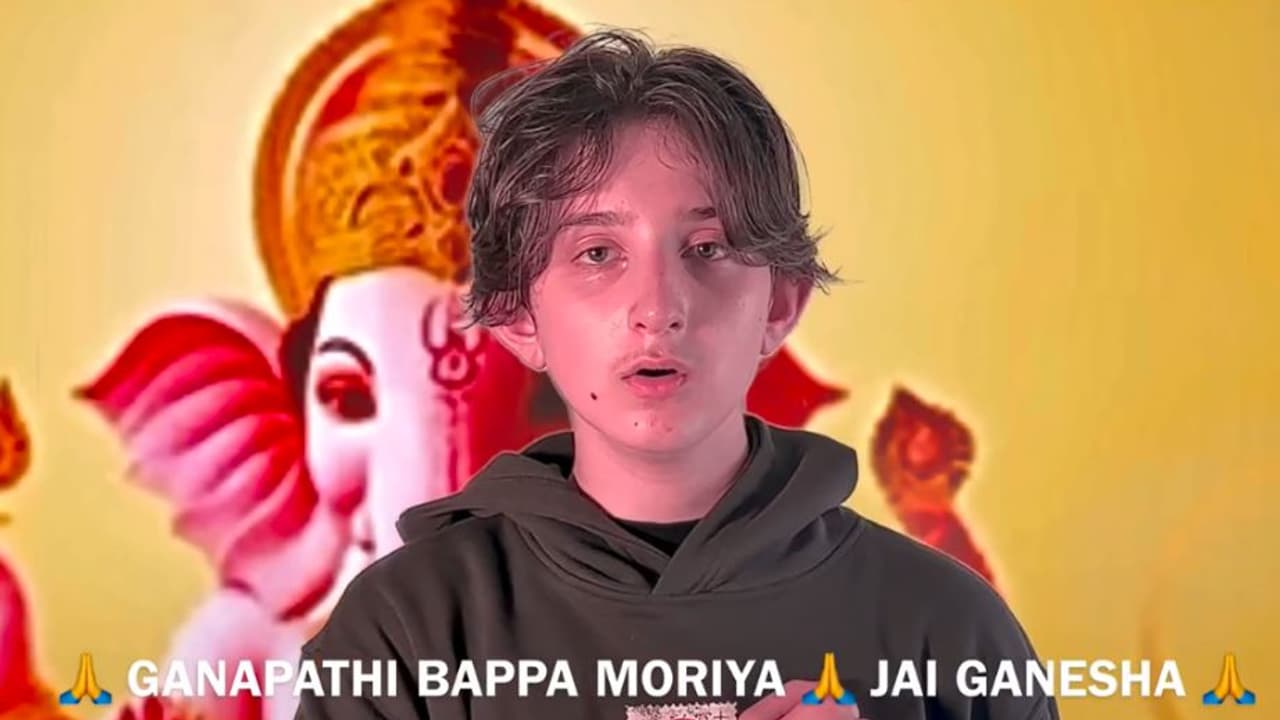 ಗಣೇಶನ ‘ಏಕದಂತಾಯ’ ಹಾಡು ಹಾಡುತ್ತಾ ನಾನೊಬ್ಬ ಸನಾತನಿ ಎಂದ ಸ್ಪ್ಯಾನಿಶ್ ತರುಣ | Polish Mans Tribute To Lord Ganesha Singing Ekdantaya Vakratundaya Goes Viral ಗಣೇಶನ ‘ಏಕದಂತಾಯ’ ಹಾಡು ಹಾಡುತ್ತಾ ನಾನೊಬ್ಬ ಸನಾತನಿ ಎಂದ ಸ್ಪ್ಯಾನಿಶ್ ತರುಣ | Polish Mans Tribute To Lord Ganesha Singing Ekdantaya Vakratundaya Goes Viral