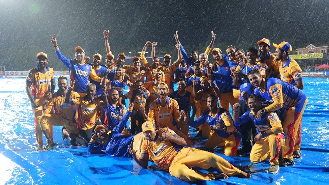 Maharaja Trophy T20 2025 Final | ಮಂಗಳೂರು ಡ್ರ್ಯಾಗನ್ಸ್ಗೆ ಒಲಿದ ಮಹಾರಾಜ ಕಿರೀಟ! ರನ್ನರ್ಸ್-ಅಪ್ಗೆ ತೃಪ್ತಿಪಟ್ಟ ಹುಬ್ಬಳ್ಳಿ | Mangalore Dragons Crowned Maharaja Trophy T20 Champions Kvn Maharaja Trophy T20 2025 Final | ಮಂಗಳೂರು ಡ್ರ್ಯಾಗನ್ಸ್ಗೆ ಒಲಿದ ಮಹಾರಾಜ ಕಿರೀಟ! ರನ್ನರ್ಸ್-ಅಪ್ಗೆ ತೃಪ್ತಿಪಟ್ಟ ಹುಬ್ಬಳ್ಳಿ | Mangalore Dragons Crowned Maharaja Trophy T20 Champions Kvn