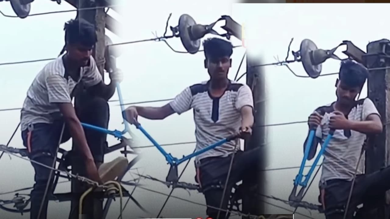 an upset boy cut for village power for his lover phone busy: ಲವ್ವರ್ ಫೋನ್ ಬ್ಯುಸಿ ಬಂದಿದ್ದಕ್ಕೆ ಇಡೀ ಗ್ರಾಮವನ್ನೇ ಕತ್ತಲೆಯಲ್ಲಿಟ್ಟ ಹುಡುಗ! ವಿಡಿಯೋ ವೈರಲ್ | An Upset Boy Cut For Village Power For His Lover Phone Busy Viral Video an upset boy cut for village power for his lover phone busy: ಲವ್ವರ್ ಫೋನ್ ಬ್ಯುಸಿ ಬಂದಿದ್ದಕ್ಕೆ ಇಡೀ ಗ್ರಾಮವನ್ನೇ ಕತ್ತಲೆಯಲ್ಲಿಟ್ಟ ಹುಡುಗ! ವಿಡಿಯೋ ವೈರಲ್ | An Upset Boy Cut For Village Power For His Lover Phone Busy Viral Video