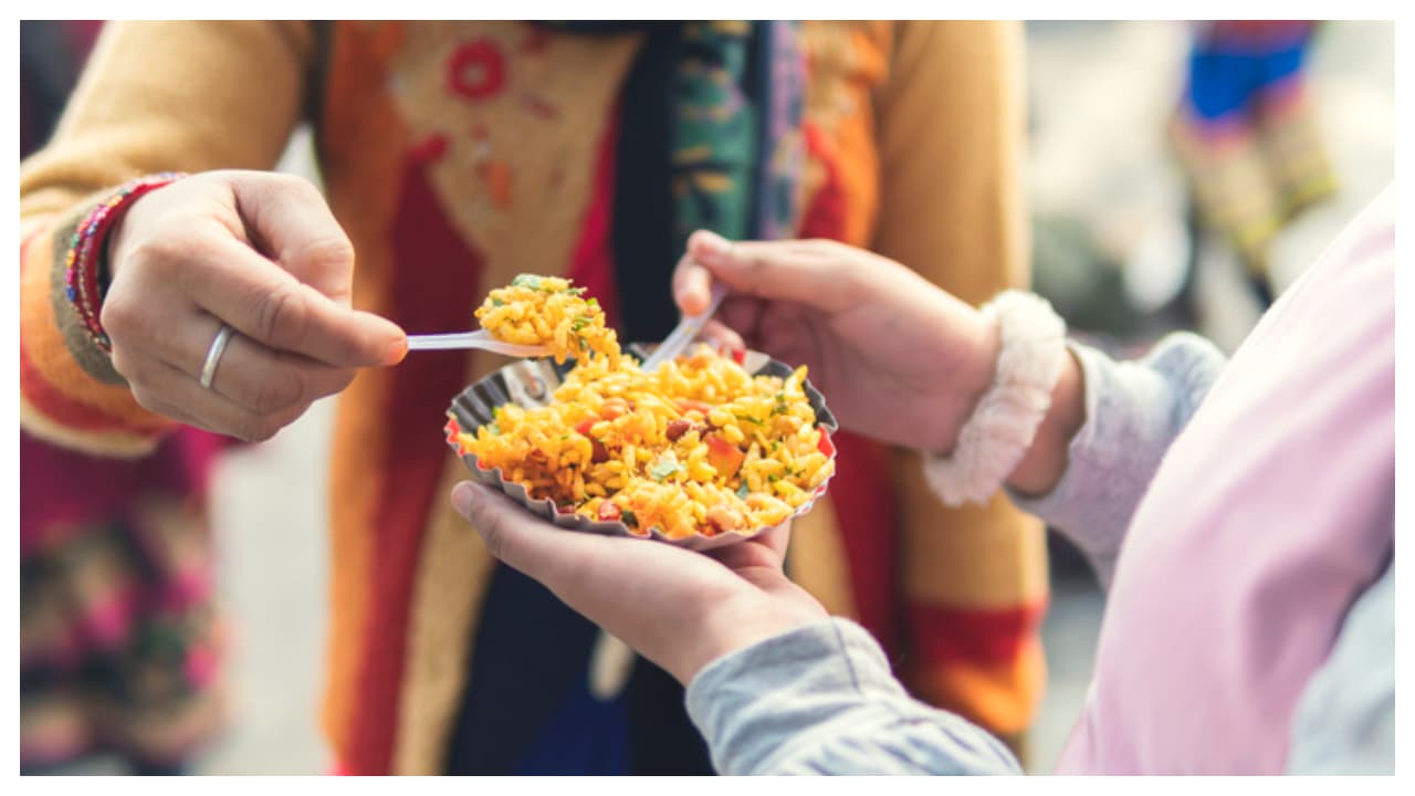 ಮಳೆಗಾಲದಲ್ಲಿ ಫುಡ್ ಪಾಯ್ಸನ್ ಹೆಚ್ಚು; ಆಹಾರ ಸೇವಿಸುವಾಗ ಈ ತಪ್ಪು ಮಾಡಬೇಡಿ ಮಳೆಗಾಲದಲ್ಲಿ ಫುಡ್ ಪಾಯ್ಸನ್ ಹೆಚ್ಚು; ಆಹಾರ ಸೇವಿಸುವಾಗ ಈ ತಪ್ಪು ಮಾಡಬೇಡಿ