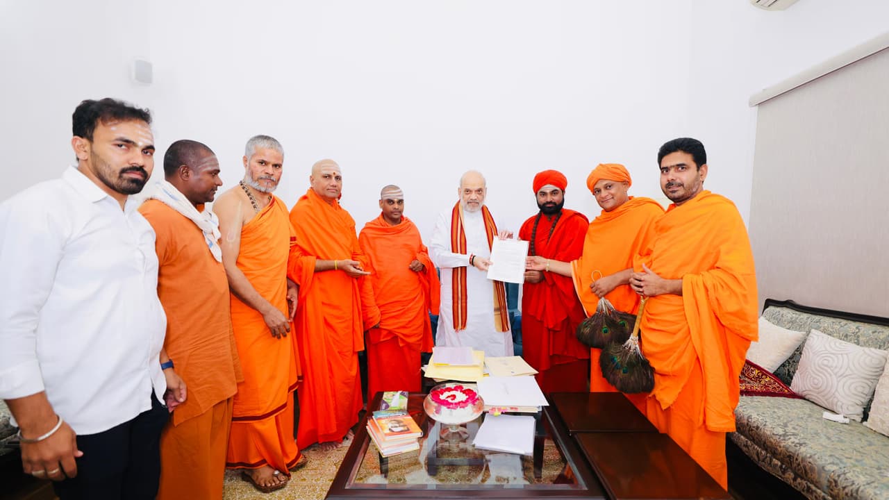 ಬುರುಡೆ ಪ್ರಕರಣದ ತನಿಖೆ ಎನ್ಐಎ ವಹಿಸಲು ಅಮಿತ್ ಶಾಗೆ ಸ್ವಾಮೀಜಿ ನಿಯೋಗ ಮನವಿ | Dharmasthala Case Swamijis Meet Amit Shah Urge Nia Investigation ಬುರುಡೆ ಪ್ರಕರಣದ ತನಿಖೆ ಎನ್ಐಎ ವಹಿಸಲು ಅಮಿತ್ ಶಾಗೆ ಸ್ವಾಮೀಜಿ ನಿಯೋಗ ಮನವಿ | Dharmasthala Case Swamijis Meet Amit Shah Urge Nia Investigation