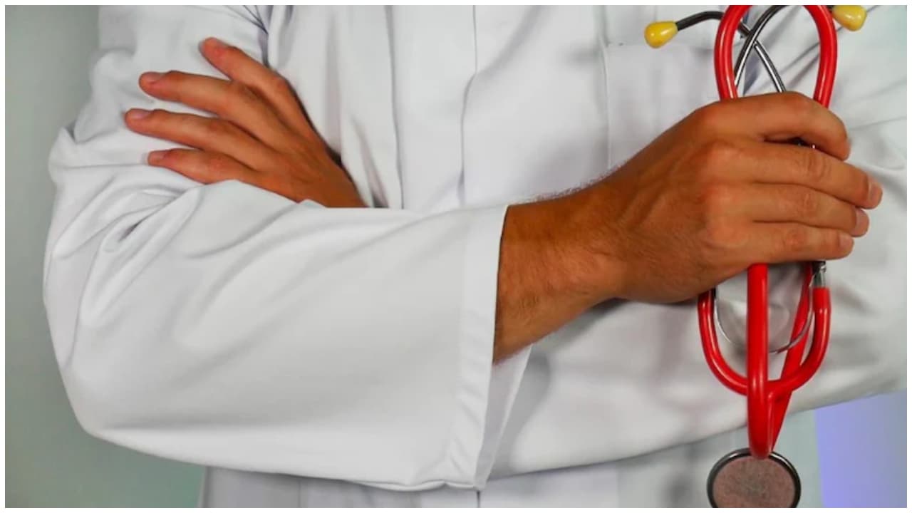 ಮಾ.11ರಿಂದ ಸರ್ಕಾರಿ ಆಸ್ಪತ್ರೆ ಒಪಿಡಿ ಬಂದ್ : ಎಚ್ಚರ – ವೈದ್ಯರ ಸಂಘದ ಬೇಡಿಕೆ ಏನೇನು? | Opd Services At Government Hospitals To Be Suspended From March 11 ಮಾ.11ರಿಂದ ಸರ್ಕಾರಿ ಆಸ್ಪತ್ರೆ ಒಪಿಡಿ ಬಂದ್ : ಎಚ್ಚರ – ವೈದ್ಯರ ಸಂಘದ ಬೇಡಿಕೆ ಏನೇನು? | Opd Services At Government Hospitals To Be Suspended From March 11