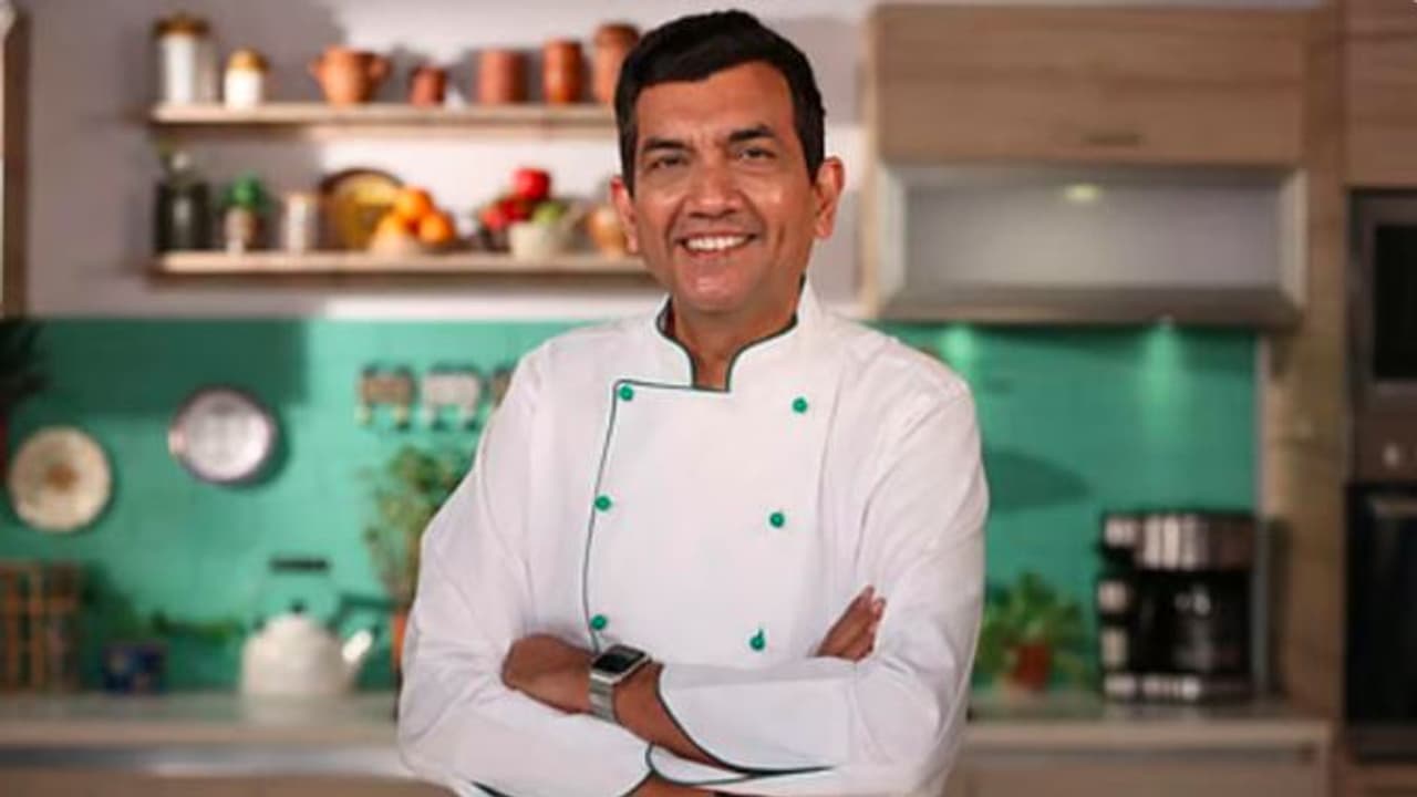 ರುಚಿರುಚಿಯಾಗಿ ತಿಂದ್ರು 61ರಲ್ಲೂ ಫಿಟ್ & ಫೈನ್ ಆಗಿರುವುದು ಹೇಗೆ? : ಸೀಕ್ರೆಟ್ ಬಿಟ್ಟುಕೊಟ್ಟ ಖ್ಯಾತ ಬಾಣಸಿಗ | Chef Sanjeev Kapoor Food Philosophy Eat What You Love Live Longer ರುಚಿರುಚಿಯಾಗಿ ತಿಂದ್ರು 61ರಲ್ಲೂ ಫಿಟ್ & ಫೈನ್ ಆಗಿರುವುದು ಹೇಗೆ? : ಸೀಕ್ರೆಟ್ ಬಿಟ್ಟುಕೊಟ್ಟ ಖ್ಯಾತ ಬಾಣಸಿಗ | Chef Sanjeev Kapoor Food Philosophy Eat What You Love Live Longer