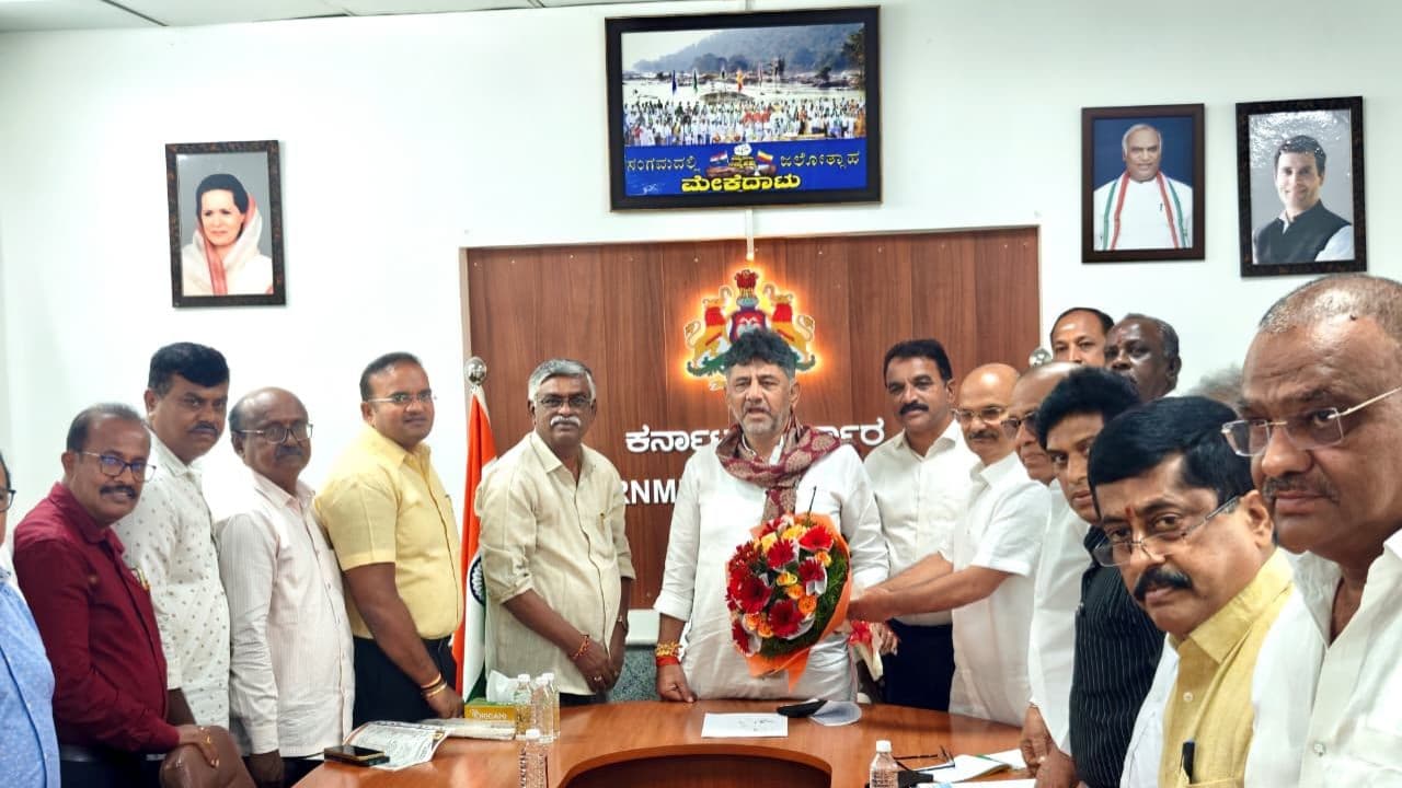 Karnataka Contractorsಗೆ ದಸರಾ ಬಂಪರ್ ಗಿಫ್ಟ್: ₹12,000 ಕೋಟಿ ಬಾಕಿ ಬಿಲ್ ಪಾವತಿಗೆ ಡಿಸಿಎಂ ಭರವಸೆ! | Dk Shivakumar Promises Pending Bill Payments To Contractors Before Dasara Sat Karnataka Contractorsಗೆ ದಸರಾ ಬಂಪರ್ ಗಿಫ್ಟ್: ₹12,000 ಕೋಟಿ ಬಾಕಿ ಬಿಲ್ ಪಾವತಿಗೆ ಡಿಸಿಎಂ ಭರವಸೆ! | Dk Shivakumar Promises Pending Bill Payments To Contractors Before Dasara Sat