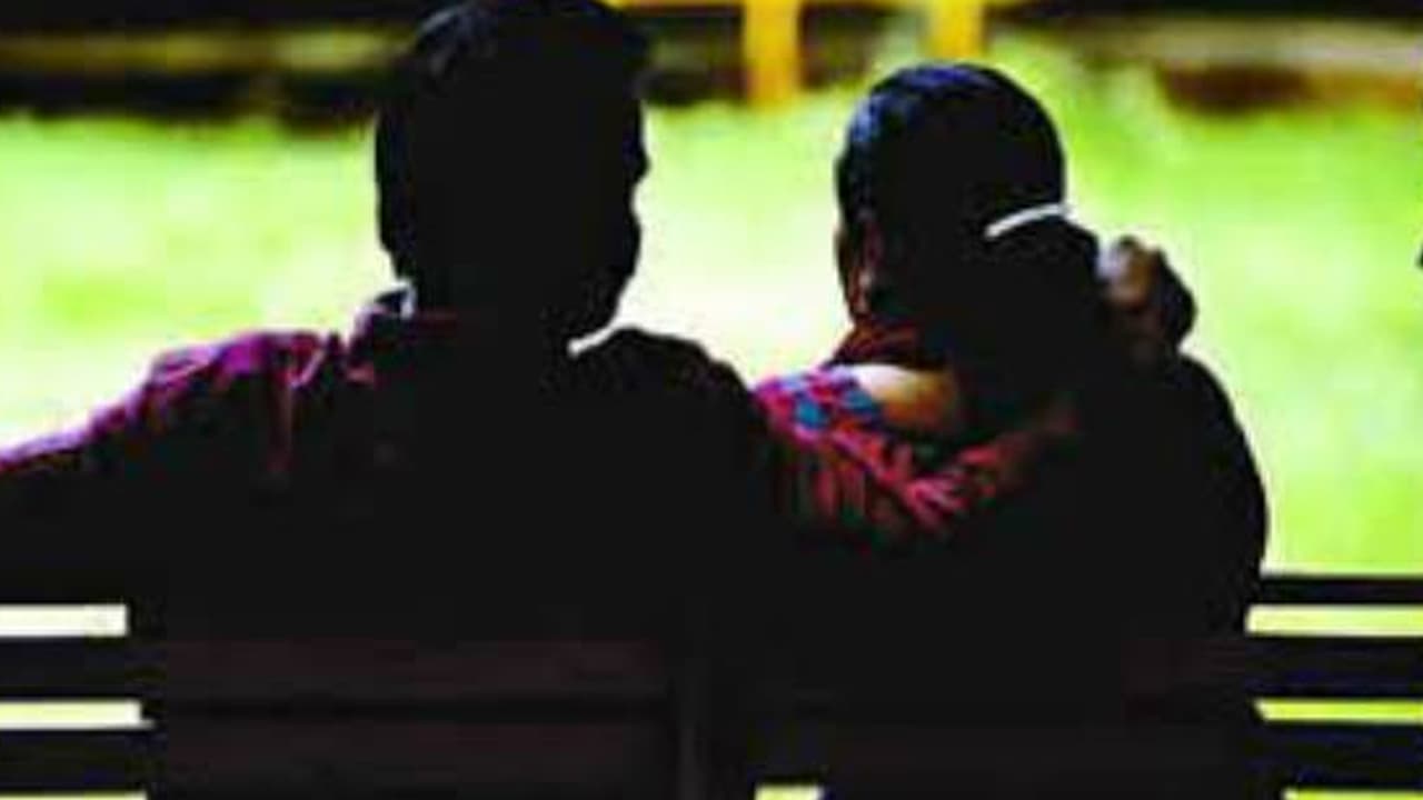 வீட்டுக்கே வரவழைத்து கட்டிலில் சுபிதா! பார்க்க கூடாததை பார்த்த சித்தப்பா.. இறுதியில் அலறி கூச்சல்! நடந்தது என்ன?