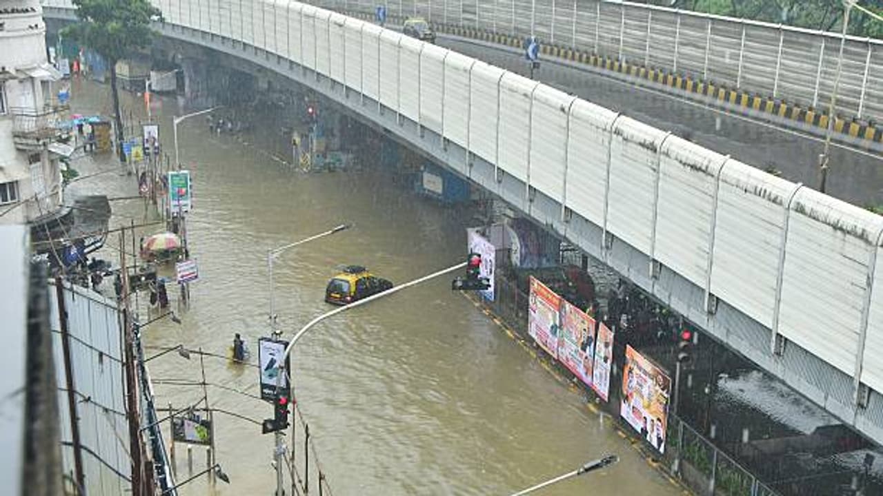 Red Alert in Mumbai, Traffic Hit As Heavy Rain Leads To Waterlogging ...