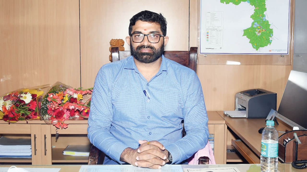 ಮುಡಾ ಹಗರಣ: ಮಾಜಿ ಆಯುಕ್ತ ಜಿ.ಟಿ. ದಿನೇಶ್ ಕುಮಾರ್ಗೆ ‘ಡಿಫಾಲ್ಟ್’ ಜಾಮೀನು ಮಂಜೂರು; ಲೋಕಾಯುಕ್ತಕ್ಕೆ ಹಿನ್ನಡೆ! | Muda Scam Former Commissioner Gt Dinesh Kumar Gets Default Bail Lokayukta Fails To File Chargesheet Sat ಮುಡಾ ಹಗರಣ: ಮಾಜಿ ಆಯುಕ್ತ ಜಿ.ಟಿ. ದಿನೇಶ್ ಕುಮಾರ್ಗೆ ‘ಡಿಫಾಲ್ಟ್’ ಜಾಮೀನು ಮಂಜೂರು; ಲೋಕಾಯುಕ್ತಕ್ಕೆ ಹಿನ್ನಡೆ! | Muda Scam Former Commissioner Gt Dinesh Kumar Gets Default Bail Lokayukta Fails To File Chargesheet Sat