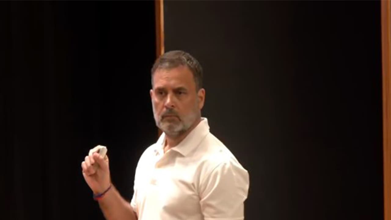 ಚುನಾವಣಾ ಕಾವಲುಗಾರನೇ ಮತಗಳ್ಳರ ರಕ್ಷಿಸಿದ : ಚುನಾವಣಾ ಆಯೋಗದ ವಿರುದ್ಧ ರಾಹುಲ್ ಗಾಂಧಿ ಕಿಡಿ | He Election Guard Protected Vote Thieves Rahul Gandhi ಚುನಾವಣಾ ಕಾವಲುಗಾರನೇ ಮತಗಳ್ಳರ ರಕ್ಷಿಸಿದ : ಚುನಾವಣಾ ಆಯೋಗದ ವಿರುದ್ಧ ರಾಹುಲ್ ಗಾಂಧಿ ಕಿಡಿ | He Election Guard Protected Vote Thieves Rahul Gandhi