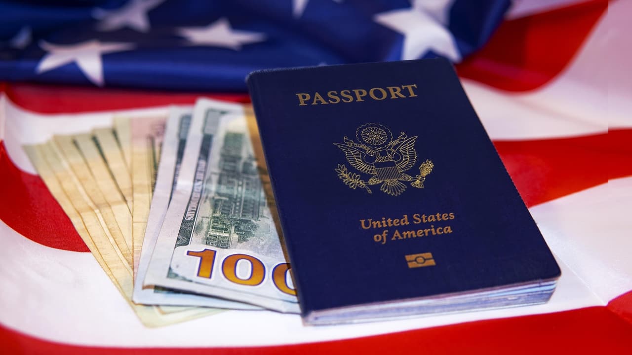 ಎಚ್1ಬಿ ವೀಸಾ ಶುಲ್ಕವನ್ನು 88 ಲಕ್ಷ ರು.ಗೆ ಏರಿಸಿದ್ದು ಹೊಸ ವೀಸಾ ಅರ್ಜಿದಾರರಿಗೆ ಮಾತ್ರ ಅನ್ವಯವಾಗುತ್ತದೆ. ಅದು ಒಂದು ಬಾರಿಯ ಶುಲ್ಕವೇ ವಿನಾ ವಾರ್ಷಿಕ ಶುಲ್ಕವಲ್ಲ | 88 Lakh Fee Relief For Old H 1b Visa Holders ಎಚ್1ಬಿ ವೀಸಾ ಶುಲ್ಕವನ್ನು 88 ಲಕ್ಷ ರು.ಗೆ ಏರಿಸಿದ್ದು ಹೊಸ ವೀಸಾ ಅರ್ಜಿದಾರರಿಗೆ ಮಾತ್ರ ಅನ್ವಯವಾಗುತ್ತದೆ. ಅದು ಒಂದು ಬಾರಿಯ ಶುಲ್ಕವೇ ವಿನಾ ವಾರ್ಷಿಕ ಶುಲ್ಕವಲ್ಲ | 88 Lakh Fee Relief For Old H 1b Visa Holders