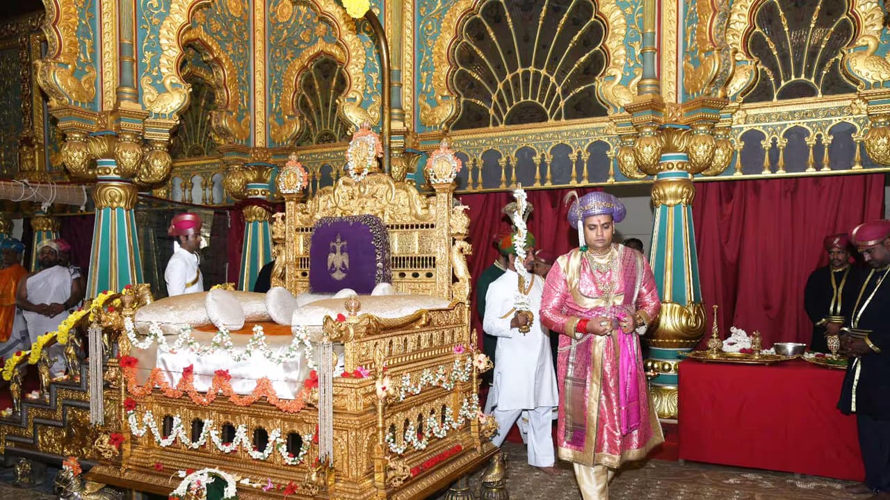 ಮೈಸೂರು ದಸರಾ ಅಂಗವಾಗಿ ಸೋಮವಾರ ಅರಮನೆಯಲ್ಲಿ ರಾಜರ ಖಾಸಗಿ ದರ್ಬಾರ್ ಆರಂಭವಾಯಿತು | Yaduveer Wadiyar Throne For 11th Time At Kasagi Darbar In Mysuru Palace ಮೈಸೂರು ದಸರಾ ಅಂಗವಾಗಿ ಸೋಮವಾರ ಅರಮನೆಯಲ್ಲಿ ರಾಜರ ಖಾಸಗಿ ದರ್ಬಾರ್ ಆರಂಭವಾಯಿತು | Yaduveer Wadiyar Throne For 11th Time At Kasagi Darbar In Mysuru Palace