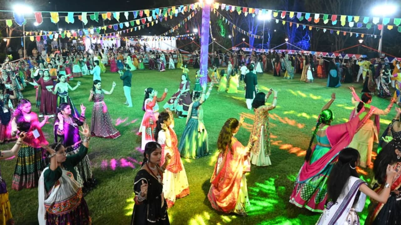 गोमूत्र और गंगाजल पीने के बाद गरबे में एंट्री, क्यों भोपाल में अपनाया ...