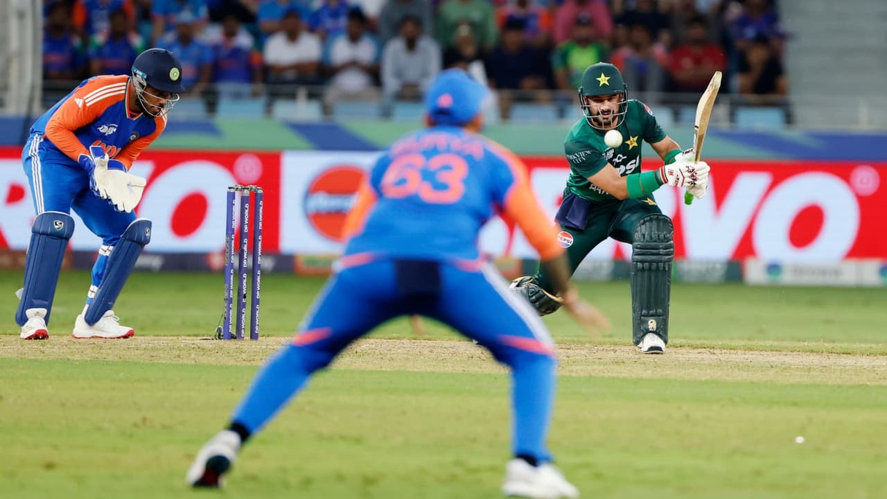 Asia Cup Final ಅಬ್ಬರಿಸಿದ ಪಾಕಿಸ್ತಾನಕ್ಕೆ ಸ್ಪಿನ್ ಬ್ರೇಕ್, ಟೀಂ ಇಂಡಿಯಾ 147 ರನ್ ಟಾರ್ಗೆಟ್ | Asia Cup Final Team India Restrict Pakistan By 146 Runs In Title Clash Asia Cup Final ಅಬ್ಬರಿಸಿದ ಪಾಕಿಸ್ತಾನಕ್ಕೆ ಸ್ಪಿನ್ ಬ್ರೇಕ್, ಟೀಂ ಇಂಡಿಯಾ 147 ರನ್ ಟಾರ್ಗೆಟ್ | Asia Cup Final Team India Restrict Pakistan By 146 Runs In Title Clash