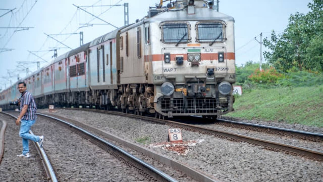 ಮಲೆನಾಡು ಭಾಗದ ಪ್ರಯಾಣಿಕರಿಗೆ ಸಂತಸದ ಸುದ್ದಿ, ದೀಪಾವಳಿ ಹಬ್ಬಕ್ಕೆ ಸ್ಪೆಷಲ್ ಟ್ರೈನ್ ಸಂಚಾರ | Swr Extends Special Deepavali Express Train To Yeshwanthpur And Talaguppa Gow ಮಲೆನಾಡು ಭಾಗದ ಪ್ರಯಾಣಿಕರಿಗೆ ಸಂತಸದ ಸುದ್ದಿ, ದೀಪಾವಳಿ ಹಬ್ಬಕ್ಕೆ ಸ್ಪೆಷಲ್ ಟ್ರೈನ್ ಸಂಚಾರ | Swr Extends Special Deepavali Express Train To Yeshwanthpur And Talaguppa Gow