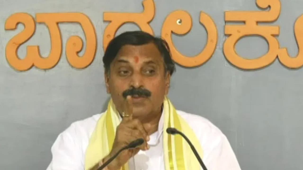 Controversial Statement: ಹಿಂದುಗಳು ಆತ್ಮರಕ್ಷಣೆಗೆ ಶಸ್ತ್ರ ಇಟ್ಟುಕೊಳ್ಳಿ: ಸಂಸದ ನಾರಾಯಣಸಾ ಭಾಂಡಗೆ ವಿವಾದ | Mp Narayana Krishnasa Bhandage Controversial Ayudha Puja Statement Gvd Controversial Statement: ಹಿಂದುಗಳು ಆತ್ಮರಕ್ಷಣೆಗೆ ಶಸ್ತ್ರ ಇಟ್ಟುಕೊಳ್ಳಿ: ಸಂಸದ ನಾರಾಯಣಸಾ ಭಾಂಡಗೆ ವಿವಾದ | Mp Narayana Krishnasa Bhandage Controversial Ayudha Puja Statement Gvd