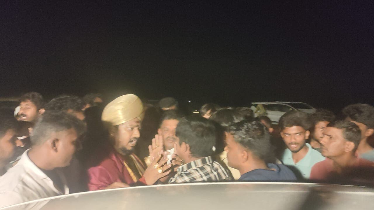 swamiji attack ಟ್ರಾಫಿಕ್ ಸಮಸ್ಯೆ ಪ್ರಶ್ನಿಸಿದವರ ಮೇಲೆ ನೆಲಮಂಗಲ ಸ್ವಾಮೀಜಿಯಿಂದ ಹಲ್ಲೆ, ಬಿಗುವಿನ ವಾತಾವರಣ | Nelamangala Swamiji Attacks Car Passengers Who Questioned Traffic Congestion swamiji attack ಟ್ರಾಫಿಕ್ ಸಮಸ್ಯೆ ಪ್ರಶ್ನಿಸಿದವರ ಮೇಲೆ ನೆಲಮಂಗಲ ಸ್ವಾಮೀಜಿಯಿಂದ ಹಲ್ಲೆ, ಬಿಗುವಿನ ವಾತಾವರಣ | Nelamangala Swamiji Attacks Car Passengers Who Questioned Traffic Congestion