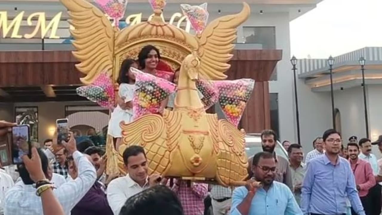 ವರ್ಗಾವಣೆಗೊಂಡ ಡಿಸಿಗೆ ಭಾವಪೂರ್ಣ ವಿದಾಯ: ಪಲ್ಲಕ್ಕಿಯಲ್ಲಿ ಹೊತ್ತೊಯ್ದು ಬೀಳ್ಕೊಟ್ಟ ಸಿಬ್ಬಂದಿ | District Collector Sanskriti Jain Gets Palanquin Farewell In Madhya Pradesh ವರ್ಗಾವಣೆಗೊಂಡ ಡಿಸಿಗೆ ಭಾವಪೂರ್ಣ ವಿದಾಯ: ಪಲ್ಲಕ್ಕಿಯಲ್ಲಿ ಹೊತ್ತೊಯ್ದು ಬೀಳ್ಕೊಟ್ಟ ಸಿಬ್ಬಂದಿ | District Collector Sanskriti Jain Gets Palanquin Farewell In Madhya Pradesh