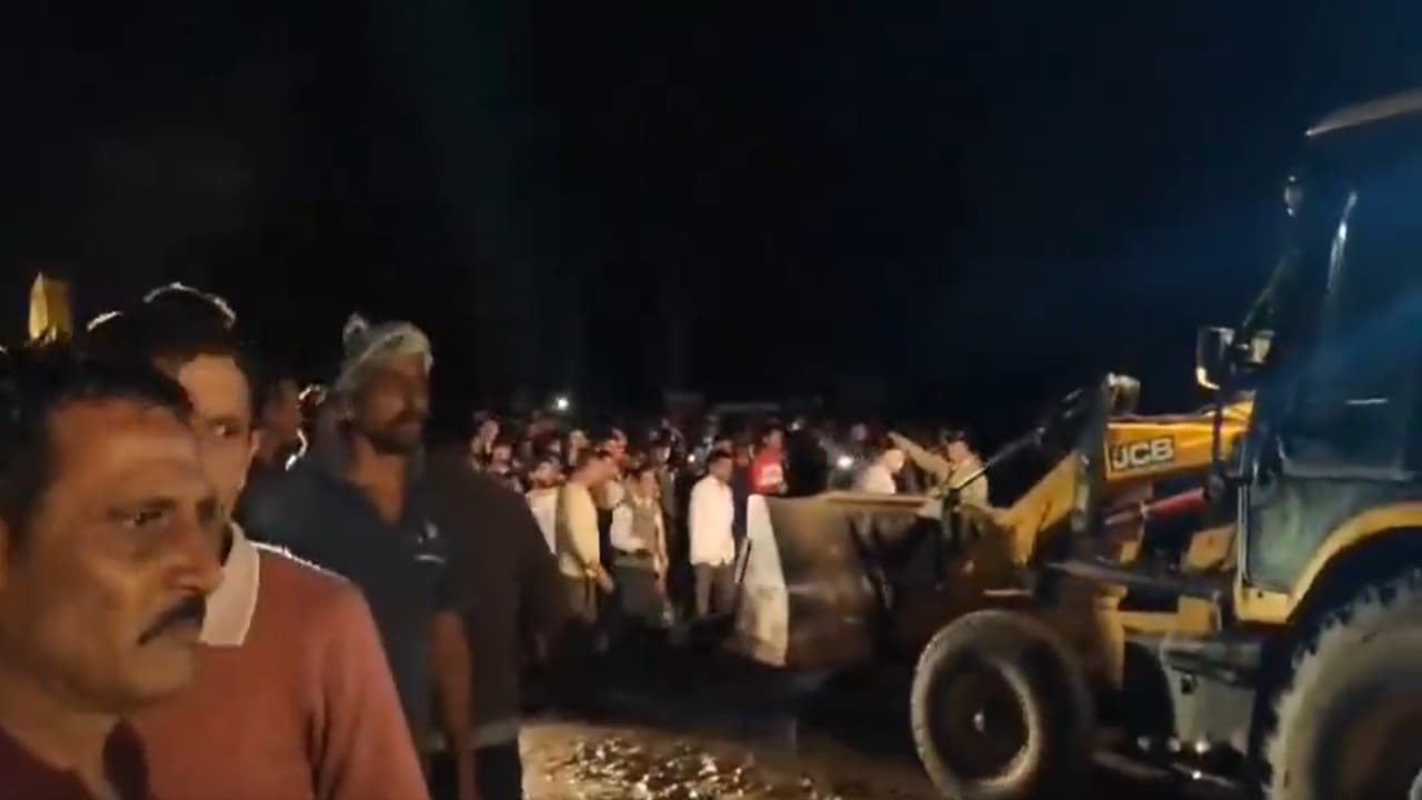 ಹಿಮಾಚಲ ಪ್ರದೇಶದ ಬಿಲಾಸ್ಪುರ ಜಿಲ್ಲೆಯಲ್ಲಿ ಬಸ್ ಮೇಲೆ ಗುಡ್ಡ ಕುಸಿದು 18 ಜನರು ಮೃತಪಟ್ಟಿರುವ ಆಘಾತಕಾರಿ ಘಟನೆ ಮಂಗಳವಾರ ನಡೆದಿದೆ. | Himachal Landslide Hits Bus 18 Dead ಹಿಮಾಚಲ ಪ್ರದೇಶದ ಬಿಲಾಸ್ಪುರ ಜಿಲ್ಲೆಯಲ್ಲಿ ಬಸ್ ಮೇಲೆ ಗುಡ್ಡ ಕುಸಿದು 18 ಜನರು ಮೃತಪಟ್ಟಿರುವ ಆಘಾತಕಾರಿ ಘಟನೆ ಮಂಗಳವಾರ ನಡೆದಿದೆ. | Himachal Landslide Hits Bus 18 Dead