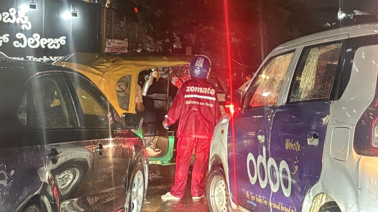 “Namma Bengaluru Moment”: Delivery Agent Becomes Traffic Cop Amid ...