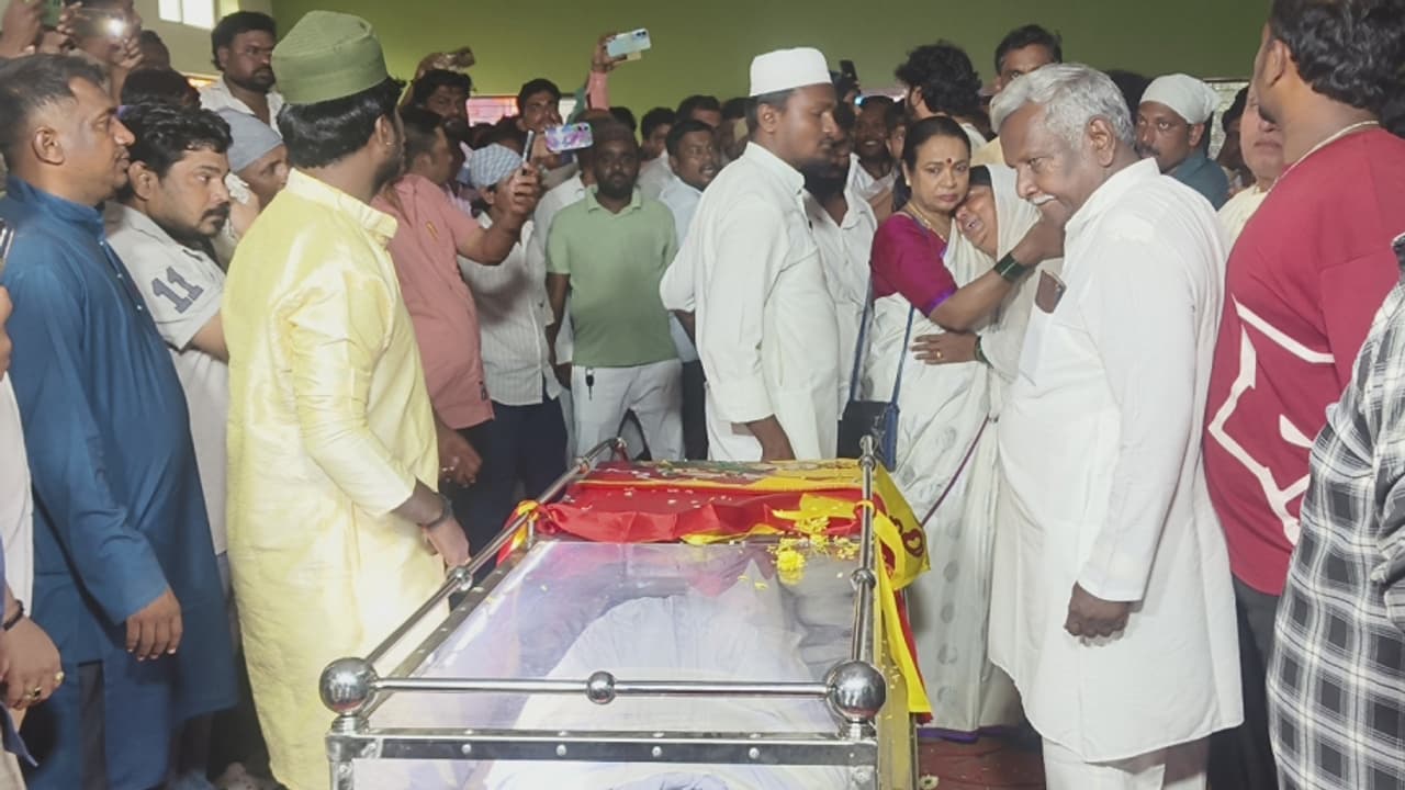 ಹಾಸ್ಯ ನಟ, ರಂಗಕರ್ಮಿ ರಾಜು ತಾಳಿಕೋಟೆ ನಿಧನ: ಇಸ್ಲಾಂ ಸಂಪ್ರದಾಯದಂತೆ ಅಂತ್ಯ ಸಂಸ್ಕಾರ | Comedy Actor Raju Talikote Death Last Rites Sindagi Gvd ಹಾಸ್ಯ ನಟ, ರಂಗಕರ್ಮಿ ರಾಜು ತಾಳಿಕೋಟೆ ನಿಧನ: ಇಸ್ಲಾಂ ಸಂಪ್ರದಾಯದಂತೆ ಅಂತ್ಯ ಸಂಸ್ಕಾರ | Comedy Actor Raju Talikote Death Last Rites Sindagi Gvd