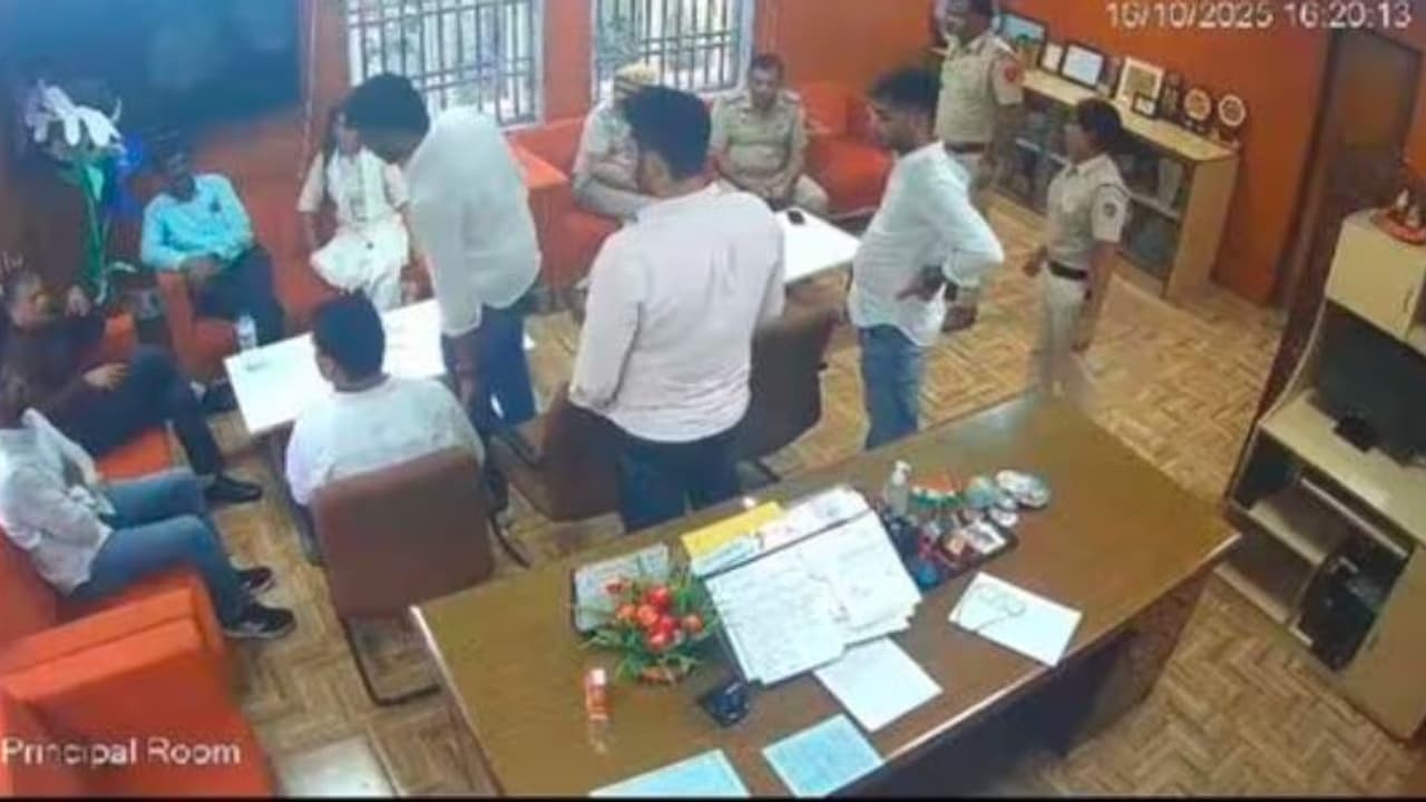 student slaps professor :ಪೊಲೀಸರ ಮುಂದೆಯೇ ಪ್ರೊಫೆಸರ್ಗೆ ಕಪಾಳಮೋಕ್ಷ ಮಾಡಿದ ವಿದ್ಯಾರ್ಥಿನಿ | Du Student Deepika Jha Slaps Professor In Front Of Police Outrage Ensues student slaps professor :ಪೊಲೀಸರ ಮುಂದೆಯೇ ಪ್ರೊಫೆಸರ್ಗೆ ಕಪಾಳಮೋಕ್ಷ ಮಾಡಿದ ವಿದ್ಯಾರ್ಥಿನಿ | Du Student Deepika Jha Slaps Professor In Front Of Police Outrage Ensues