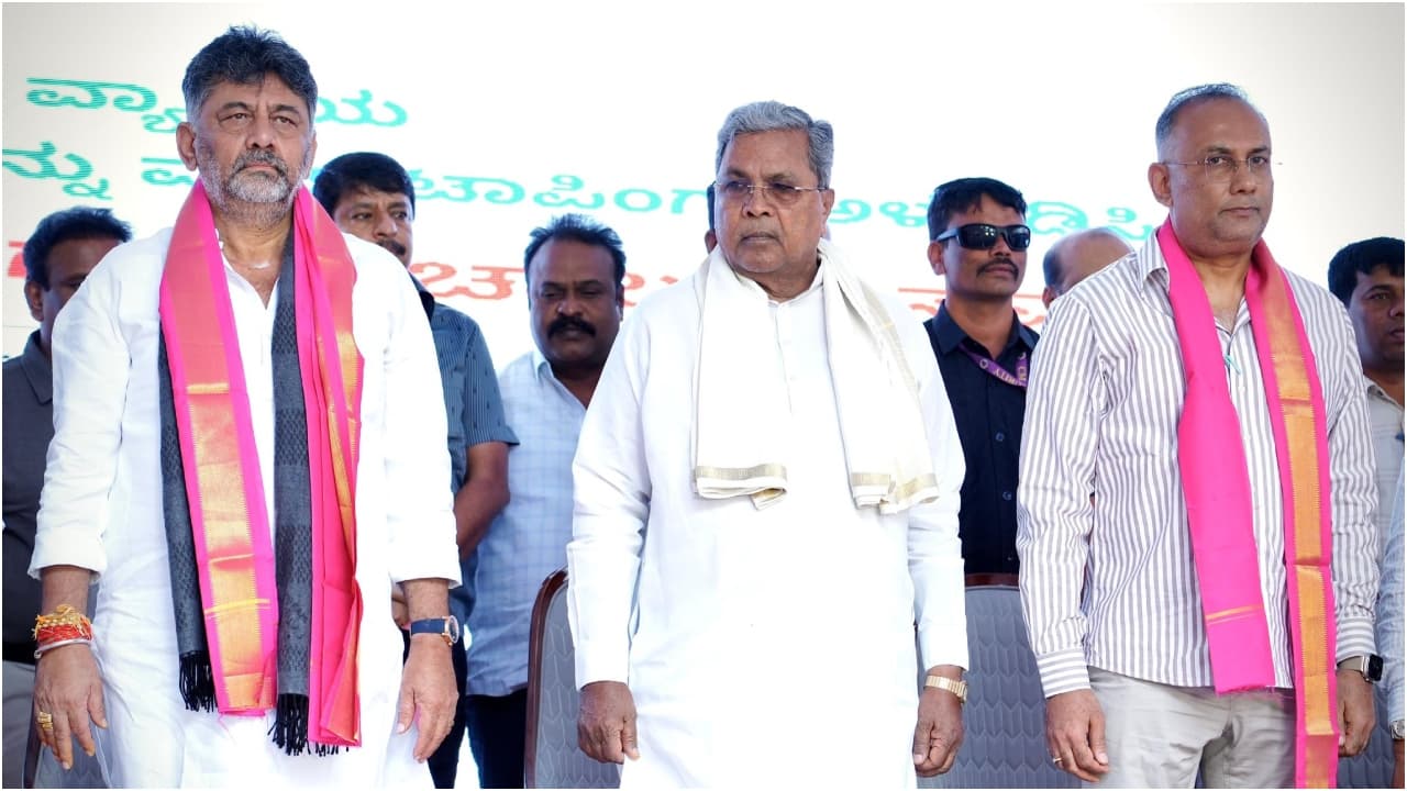 ಭಾಷಣದ ವೇಳೆ ತೈಲ ಬೆಲೆ ಕಡಿಮೆ ಮಾಡಲು ಕೂಗಾಡಿದ ಸಬಿಕ, ಮೋದಿಗೆ ವೋಟ್ ಒತ್ತಿದ್ಯಲ್ಲ ಆಗ ನೆನಪಾಗಿಲ್ವಾ ಎಂದ ಸಿಎಂ | Cm Siddaramaiah Launches White Topping Project In Gandhinagar Constituency Gow ಭಾಷಣದ ವೇಳೆ ತೈಲ ಬೆಲೆ ಕಡಿಮೆ ಮಾಡಲು ಕೂಗಾಡಿದ ಸಬಿಕ, ಮೋದಿಗೆ ವೋಟ್ ಒತ್ತಿದ್ಯಲ್ಲ ಆಗ ನೆನಪಾಗಿಲ್ವಾ ಎಂದ ಸಿಎಂ | Cm Siddaramaiah Launches White Topping Project In Gandhinagar Constituency Gow