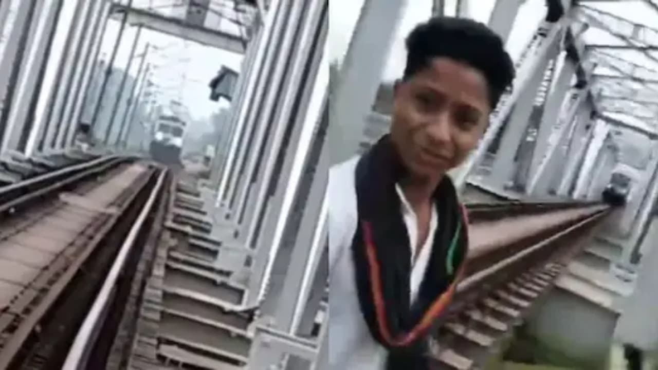 Reels ಹಳಿ ಪಕ್ಕದಲ್ಲಿ ರೀಲ್ಸ್ ಸಾಹಸ, ವಿಡಿಯೋ ಮಾಡುತ್ತಿದ್ದಂತೆ ಅಪ್ರಾಪ್ತನಿಗೆ ಡಿಕ್ಕಿಯಾದ ರೈಲು | Teen Dies After Hit By Trin While Filming Instagram Reels Near Track Odish Reels ಹಳಿ ಪಕ್ಕದಲ್ಲಿ ರೀಲ್ಸ್ ಸಾಹಸ, ವಿಡಿಯೋ ಮಾಡುತ್ತಿದ್ದಂತೆ ಅಪ್ರಾಪ್ತನಿಗೆ ಡಿಕ್ಕಿಯಾದ ರೈಲು | Teen Dies After Hit By Trin While Filming Instagram Reels Near Track Odish