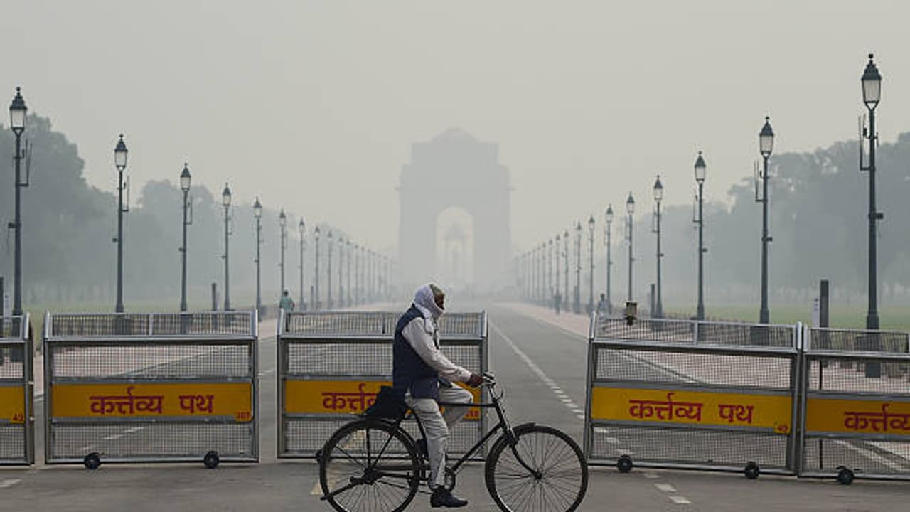 Delhi Chokes Under ‘Very Poor’ Air: AQI Hits 415 As City Deploys Cloud Seeding & Fee Hike