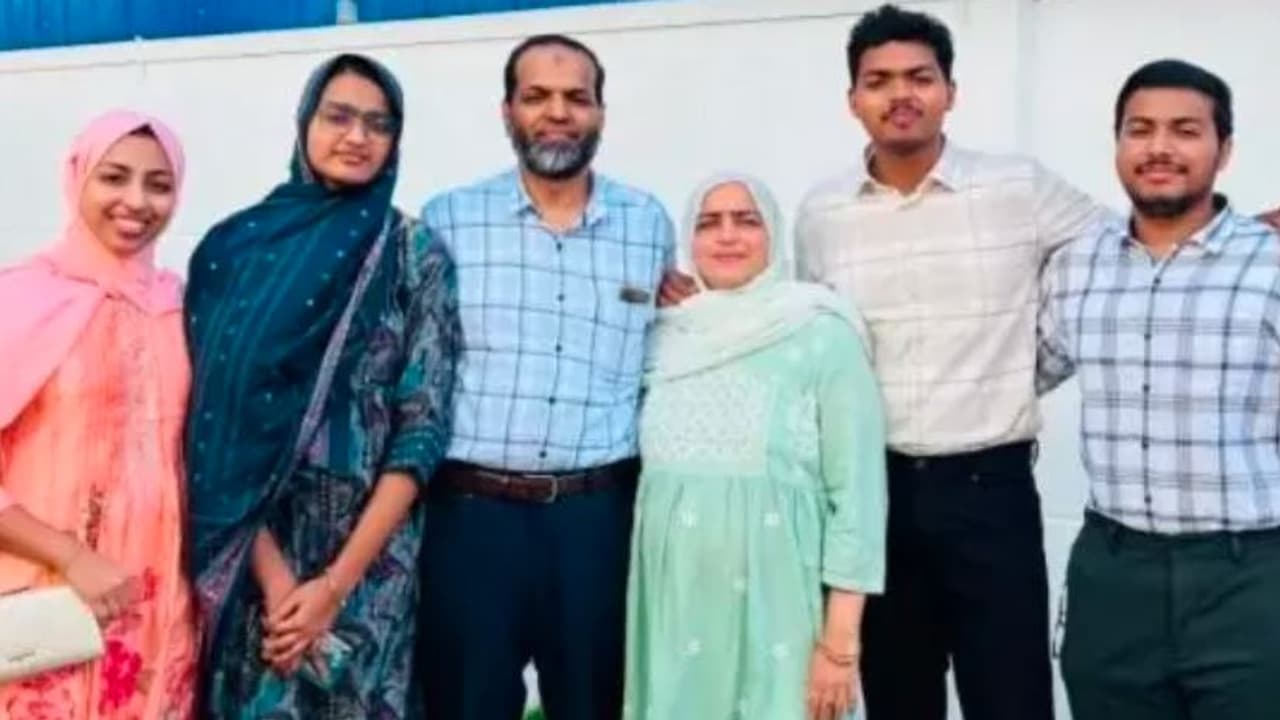 ಗಂಡನೂ ವೈದ್ಯ: MBBS ಓದ್ತಿರುವ 4 ಮಕ್ಕಳು: ಈಗ 47ನೇ ವಯಸ್ಸಲ್ಲಿ ನೀಟ್ ಪರೀಕ್ಷೆ ಪಾಸು ಮಾಡಿದ ಅಮ್ಮ | Kasaragod Woman Mother Of 4 Juwana Abdulla Clears Neet At The Age Of 47 ಗಂಡನೂ ವೈದ್ಯ: MBBS ಓದ್ತಿರುವ 4 ಮಕ್ಕಳು: ಈಗ 47ನೇ ವಯಸ್ಸಲ್ಲಿ ನೀಟ್ ಪರೀಕ್ಷೆ ಪಾಸು ಮಾಡಿದ ಅಮ್ಮ | Kasaragod Woman Mother Of 4 Juwana Abdulla Clears Neet At The Age Of 47