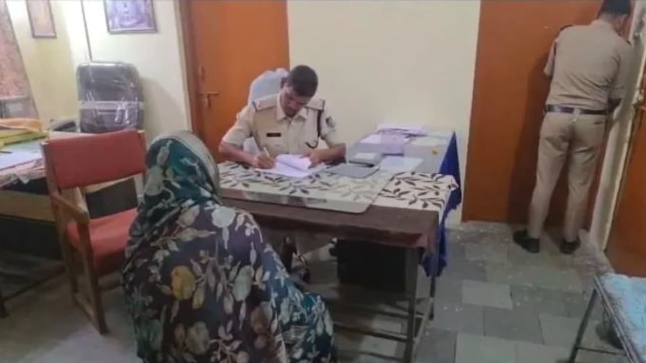 ವಧುವಿನ ತಂದೆ ಜೊತೆ ಓಡಿ ಹೋದ ವರನ ತಾಯಿ: ಪೋಷಕರ ಪ್ರೇಮಾಯಣದಿಂದ ಮುಜುಗರಕ್ಕೀಡಾದ ಮಕ್ಕಳು | Madhya Pradesh Bride Father Ran Away With The Grooms Mother In Ujjain ವಧುವಿನ ತಂದೆ ಜೊತೆ ಓಡಿ ಹೋದ ವರನ ತಾಯಿ: ಪೋಷಕರ ಪ್ರೇಮಾಯಣದಿಂದ ಮುಜುಗರಕ್ಕೀಡಾದ ಮಕ್ಕಳು | Madhya Pradesh Bride Father Ran Away With The Grooms Mother In Ujjain