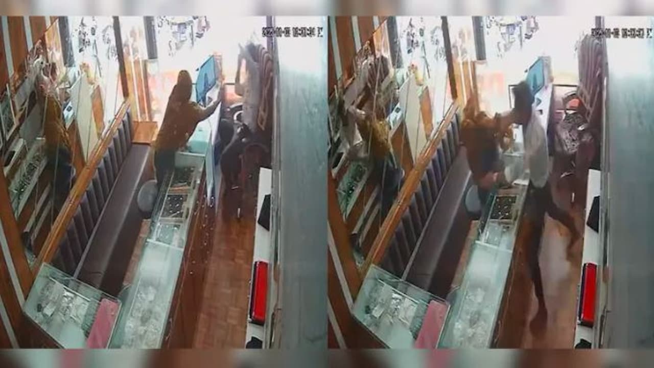 ಖಾರದ ಪುಡಿ ಹಿಡಿದು ದರೋಡೆಗೆ ಬಂದ ಸುಕುಮಾರಿ: ಜ್ಯುವೆಲ್ಲರಿ ಶಾಪ್ ಮಾಲೀಕನ ಕೈಗೆ ಸಿಕ್ಕಿ ಬೆನ್ನು ಪುಡಿಪುಡಿ | Ahmedabad Jewels Shop Robbery Video ಖಾರದ ಪುಡಿ ಹಿಡಿದು ದರೋಡೆಗೆ ಬಂದ ಸುಕುಮಾರಿ: ಜ್ಯುವೆಲ್ಲರಿ ಶಾಪ್ ಮಾಲೀಕನ ಕೈಗೆ ಸಿಕ್ಕಿ ಬೆನ್ನು ಪುಡಿಪುಡಿ | Ahmedabad Jewels Shop Robbery Video