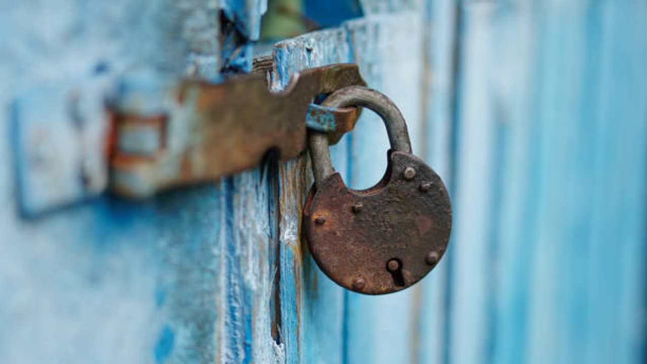 ನಿಧಿಯಂತೂ ಅಲ್ಲ.. ಆ ಹಳೆ ಮನೆ ಸೀಕ್ರೇಟ್ ರೂಂ ಓಪನ್ ಮಾಡಿದ ದಂಪತಿಗೆ ಕಂಡಿದ್ದೇನು ಗೊತ್ತಾ? ನಿಧಿಯಂತೂ ಅಲ್ಲ.. ಆ ಹಳೆ ಮನೆ ಸೀಕ್ರೇಟ್ ರೂಂ ಓಪನ್ ಮಾಡಿದ ದಂಪತಿಗೆ ಕಂಡಿದ್ದೇನು ಗೊತ್ತಾ?