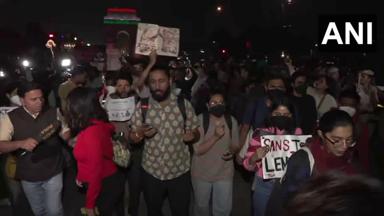 உச்சத்தில் டெல்லி காற்று மாசுபாடு.. திடீர் போராட்டத்தில் குதித்த மாணவர்கள் கைது!