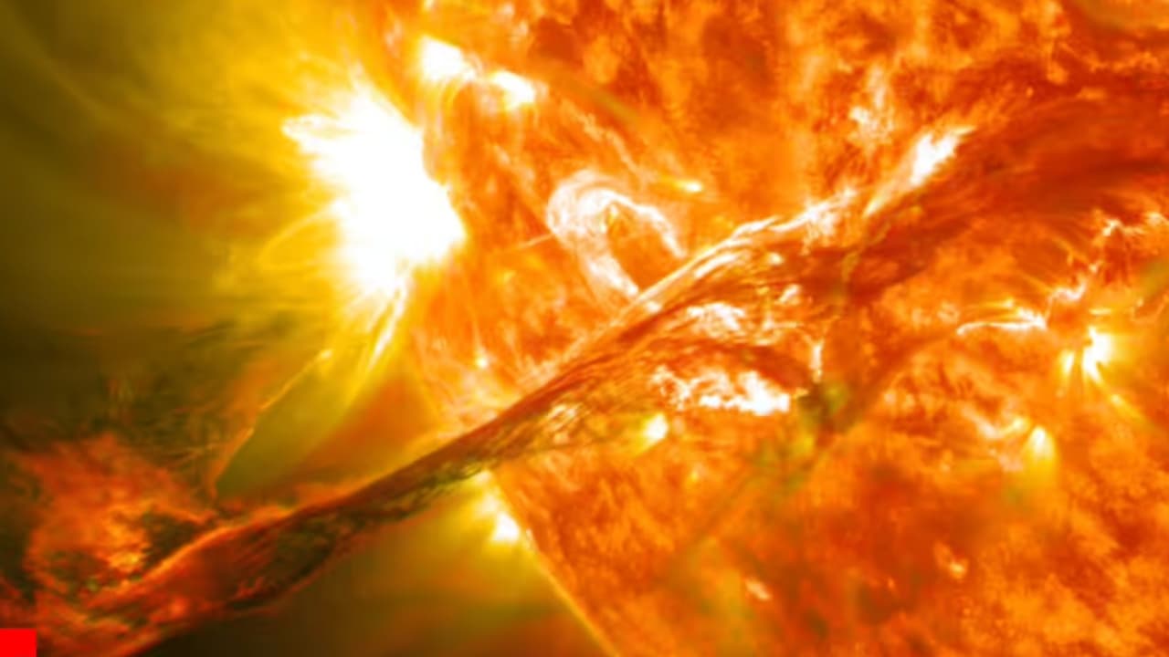 powerful solar flare impact on earth: ಶಕ್ತಿಶಾಲಿ ಸೌರ ಜ್ವಾಲೆ: ಭೂಮಿಯ ಮೇಲೆ ಅದರ ಪರಿಣಾಮವೇನು? | Powerful Solar Flare Impact On Earth Disrupts Radio Signals Aurora Alerts Issued powerful solar flare impact on earth: ಶಕ್ತಿಶಾಲಿ ಸೌರ ಜ್ವಾಲೆ: ಭೂಮಿಯ ಮೇಲೆ ಅದರ ಪರಿಣಾಮವೇನು? | Powerful Solar Flare Impact On Earth Disrupts Radio Signals Aurora Alerts Issued