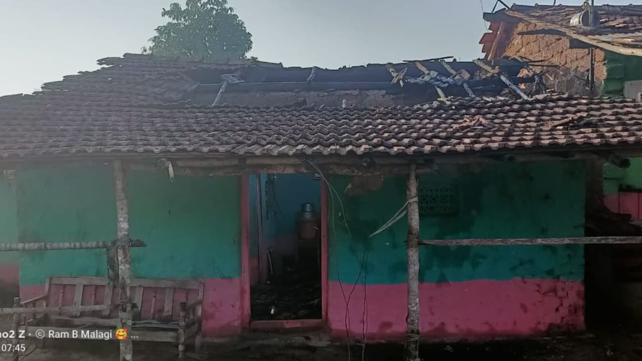 ಕಾರವಾರ: ಆಕಸ್ಮಿಕ ಬೆಂಕಿ, ಒಂಟಿ ಜೀವನ ಸಾಗಿಸುತ್ತಿದ್ದ 70 ವರ್ಷದ ವೃದ್ಧೆ ಸಜೀವ ದಹನ! | Mundgod Fire Accident Elderly Woman Dies In Fire Uttara Kannada ಕಾರವಾರ: ಆಕಸ್ಮಿಕ ಬೆಂಕಿ, ಒಂಟಿ ಜೀವನ ಸಾಗಿಸುತ್ತಿದ್ದ 70 ವರ್ಷದ ವೃದ್ಧೆ ಸಜೀವ ದಹನ! | Mundgod Fire Accident Elderly Woman Dies In Fire Uttara Kannada