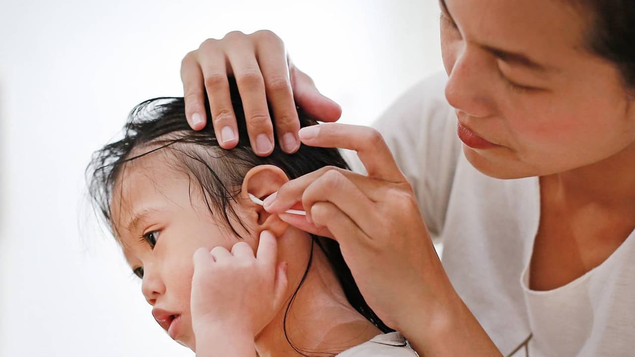 baby ear care tips: ನಿಮ್ಮ ಮಗುವಿನ ಕಿವಿಗೆ ಎಣ್ಣೆ ಹಾಕಬೇಕೋ ಬೇಡವೋ? ವೈದ್ಯರ ಏನು ಹೇಳ್ತಾರೆ ಕೇಳಿ! | Should You Put Oil In Your Babys Ears Expert Advice For Safe Ear Care baby ear care tips: ನಿಮ್ಮ ಮಗುವಿನ ಕಿವಿಗೆ ಎಣ್ಣೆ ಹಾಕಬೇಕೋ ಬೇಡವೋ? ವೈದ್ಯರ ಏನು ಹೇಳ್ತಾರೆ ಕೇಳಿ! | Should You Put Oil In Your Babys Ears Expert Advice For Safe Ear Care