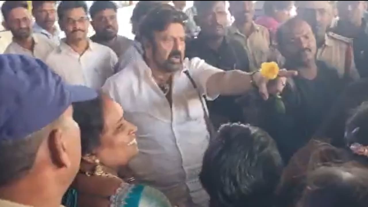 Nandamuri Balakrishna: ಅಭಿಮಾನಿ ಮೇಲೆ ಬಾಲಯ್ಯ ಗರಂ.. ಅವನು ನನಗೆ ಕಾಣಿಸಬಾರದು ಅಂತ ಬೋಯಪಾಟಿಗೆ ವಾರ್ನಿಂಗ್! | Balakrishna Loses Cool On Fan At Vizag Airport Warns Director Boyapati Gvd Nandamuri Balakrishna: ಅಭಿಮಾನಿ ಮೇಲೆ ಬಾಲಯ್ಯ ಗರಂ.. ಅವನು ನನಗೆ ಕಾಣಿಸಬಾರದು ಅಂತ ಬೋಯಪಾಟಿಗೆ ವಾರ್ನಿಂಗ್! | Balakrishna Loses Cool On Fan At Vizag Airport Warns Director Boyapati Gvd