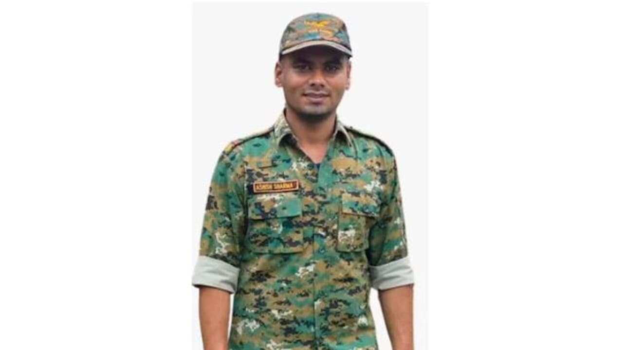 ನಕ್ಸಲ್ ಎನ್ಕೌಂಟರ್: 2 ಬಾರಿಯ ಶೌರ್ಯ ಪ್ರಶಸ್ತಿ ಪುರಸ್ಕೃತ ಇನ್ಸ್ಪೆಕ್ಟರ್ ಅಶೀಶ್ ಶರ್ಮಾ ಹುತಾತ್ಮ ನಕ್ಸಲ್ ಎನ್ಕೌಂಟರ್: 2 ಬಾರಿಯ ಶೌರ್ಯ ಪ್ರಶಸ್ತಿ ಪುರಸ್ಕೃತ ಇನ್ಸ್ಪೆಕ್ಟರ್ ಅಶೀಶ್ ಶರ್ಮಾ ಹುತಾತ್ಮ