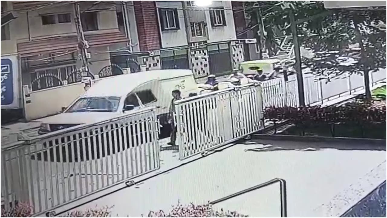 ಬೆಂಗಳೂರು: ರಾಬರಿಗೂ ಮುನ್ನ ಸ್ಥಳ ಪರಿಶೀಲನೆ ಮಾಡಿ ಬಾರ್ಗೆ ಬಂದಿದ್ದ ಆರೋಪಿಗಳು ಸಿಸಿಟಿವಿಯಲ್ಲಿ ಸೆರೆಯಾದ್ರು! | Bengaluru Great Robbery Case New Cctv Footage Reveals Prerecce By Robbers Gow ಬೆಂಗಳೂರು: ರಾಬರಿಗೂ ಮುನ್ನ ಸ್ಥಳ ಪರಿಶೀಲನೆ ಮಾಡಿ ಬಾರ್ಗೆ ಬಂದಿದ್ದ ಆರೋಪಿಗಳು ಸಿಸಿಟಿವಿಯಲ್ಲಿ ಸೆರೆಯಾದ್ರು! | Bengaluru Great Robbery Case New Cctv Footage Reveals Prerecce By Robbers Gow