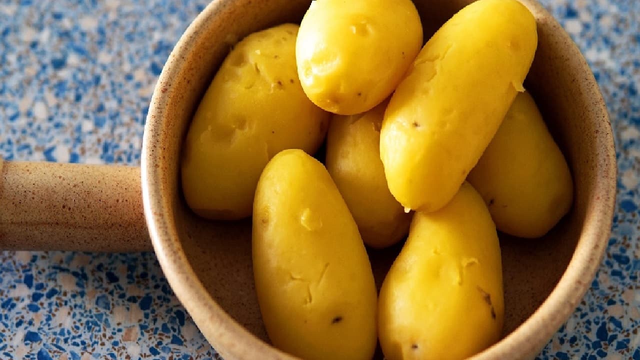 ಆಲೂಗಡ್ಡೆ ಬೆಣ್ಣೆಯಂತೆ ಮೃದುವಾಗ್ಬೇಕಾ?, ಒಂಚೂರು ನೀರು ಹಾಕ್ದೆ ಕುಕ್ಕರ್ನಲ್ಲಿ ಬೇಯಿಸಿ.. ಗ್ಯಾಸ್ ಉಳಿಸಿ ಆಲೂಗಡ್ಡೆ ಬೆಣ್ಣೆಯಂತೆ ಮೃದುವಾಗ್ಬೇಕಾ?, ಒಂಚೂರು ನೀರು ಹಾಕ್ದೆ ಕುಕ್ಕರ್ನಲ್ಲಿ ಬೇಯಿಸಿ.. ಗ್ಯಾಸ್ ಉಳಿಸಿ