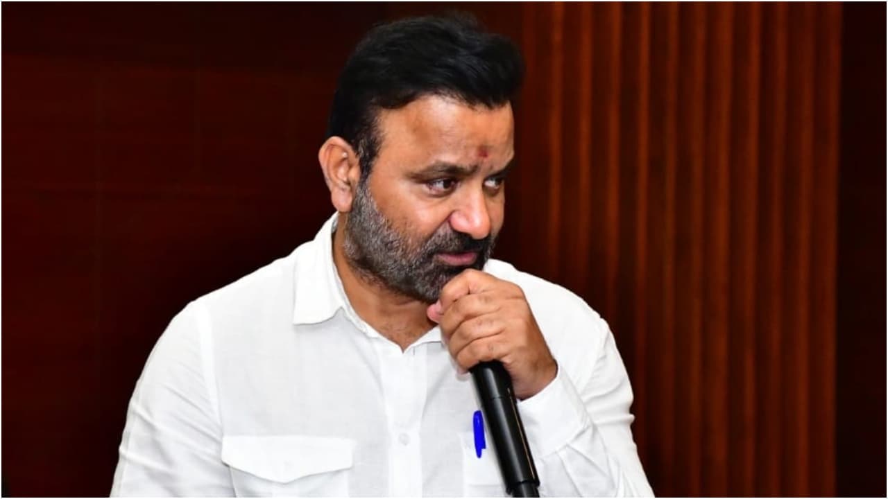 ಮೋದಿ 10 ಲಕ್ಷ ರೂ ಕೋಟ್ ಹಾಕ್ತಾರೆ, ಕಾಂಗ್ರೆಸಿಗರ ಕೈ ಬದಲು, ಬಿಜೆಪಿಗರ ನೋಡಿ ಎಂದ ಸಂತೋಷ್ ಲಾಡ್ | Santosh Lad Defends Siddaramaiah Dk Shivakumar Question Bjp Over Expensive Watch ಮೋದಿ 10 ಲಕ್ಷ ರೂ ಕೋಟ್ ಹಾಕ್ತಾರೆ, ಕಾಂಗ್ರೆಸಿಗರ ಕೈ ಬದಲು, ಬಿಜೆಪಿಗರ ನೋಡಿ ಎಂದ ಸಂತೋಷ್ ಲಾಡ್ | Santosh Lad Defends Siddaramaiah Dk Shivakumar Question Bjp Over Expensive Watch