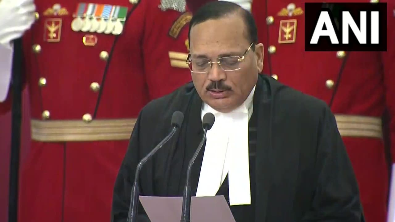New Chief Justice of India: : ಸುಪ್ರೀಂ ಕೋರ್ಟ್ನ ಮುಖ್ಯ ನ್ಯಾಯಾಧೀಶರಾಗಿ ಪ್ರಮಾಣ ವಚನ ಸ್ವೀಕರಿಸಿದ ಸೂರ್ಯಕಾಂತ್ | Surya Kant Sworn In As Chief Justice Of The Supreme Court Mrq New Chief Justice of India: : ಸುಪ್ರೀಂ ಕೋರ್ಟ್ನ ಮುಖ್ಯ ನ್ಯಾಯಾಧೀಶರಾಗಿ ಪ್ರಮಾಣ ವಚನ ಸ್ವೀಕರಿಸಿದ ಸೂರ್ಯಕಾಂತ್ | Surya Kant Sworn In As Chief Justice Of The Supreme Court Mrq
